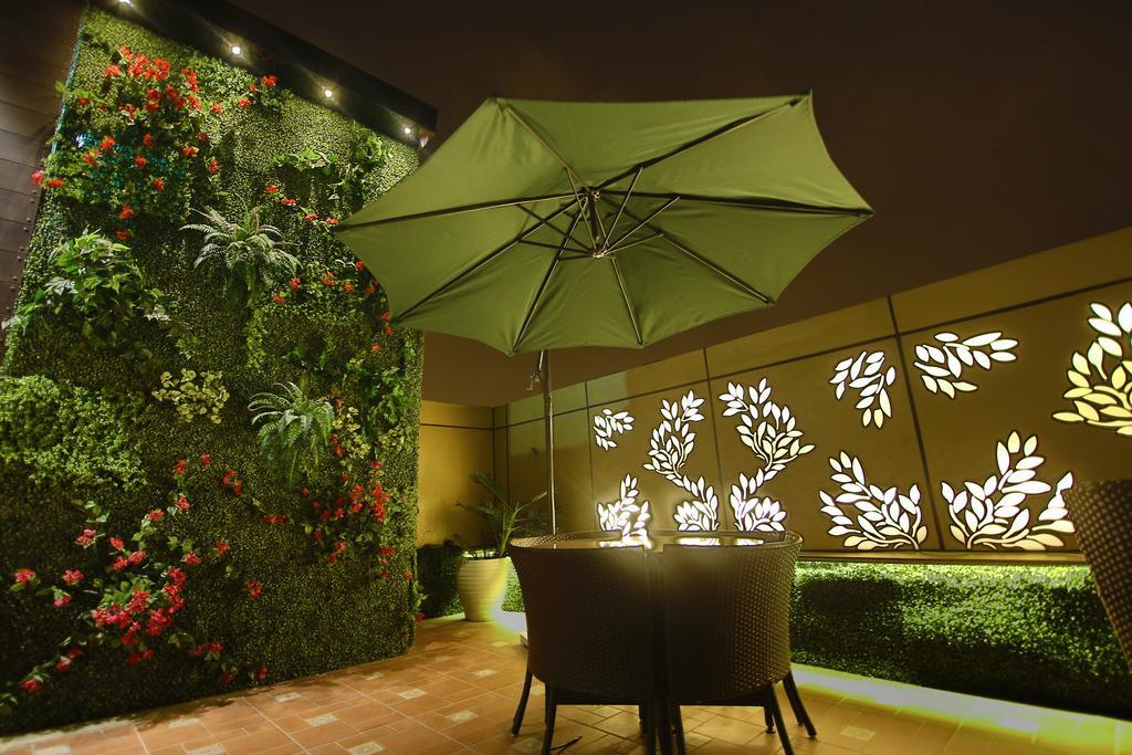 Hotel Jrd Exotica-Business Hotel Yeni Delhi Dış mekan fotoğraf